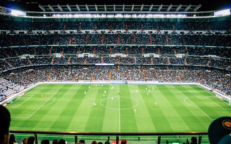 天下足球网团队在现代化办公室中工作的场景